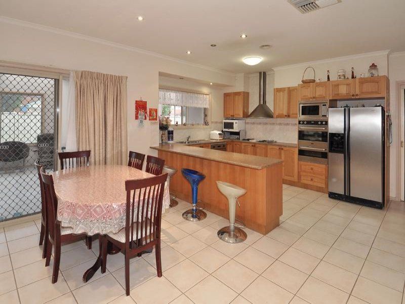 17 Milburn Circuit, Caroline Springs - Thumbnail 6