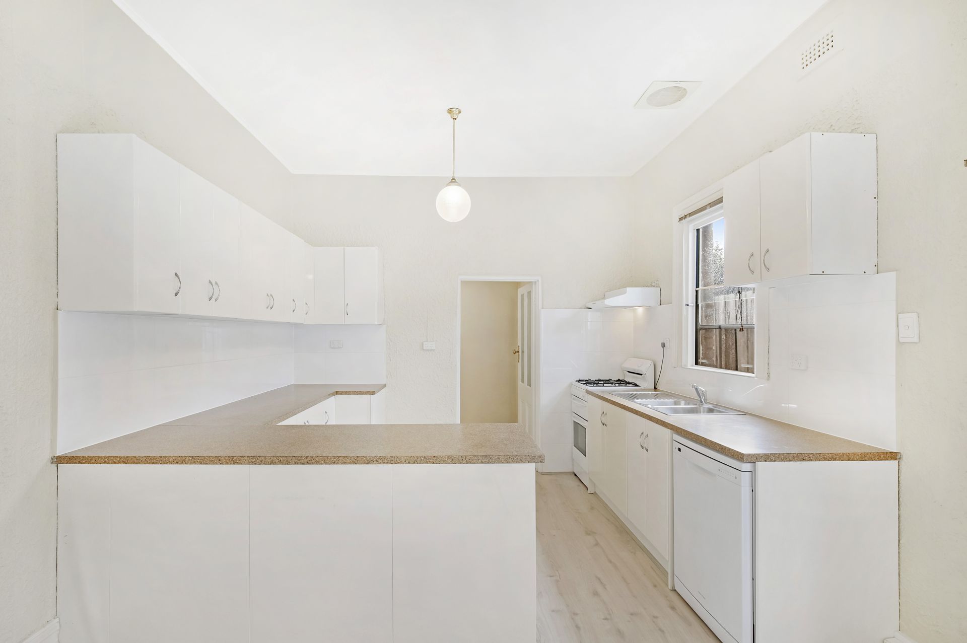 CLASSIC BRICK TERRACE IN GREAT LOCATION
