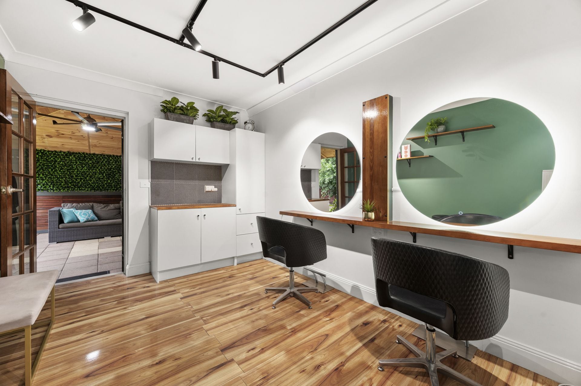 Luxury Living: Complete Salon Set-Up Included!
