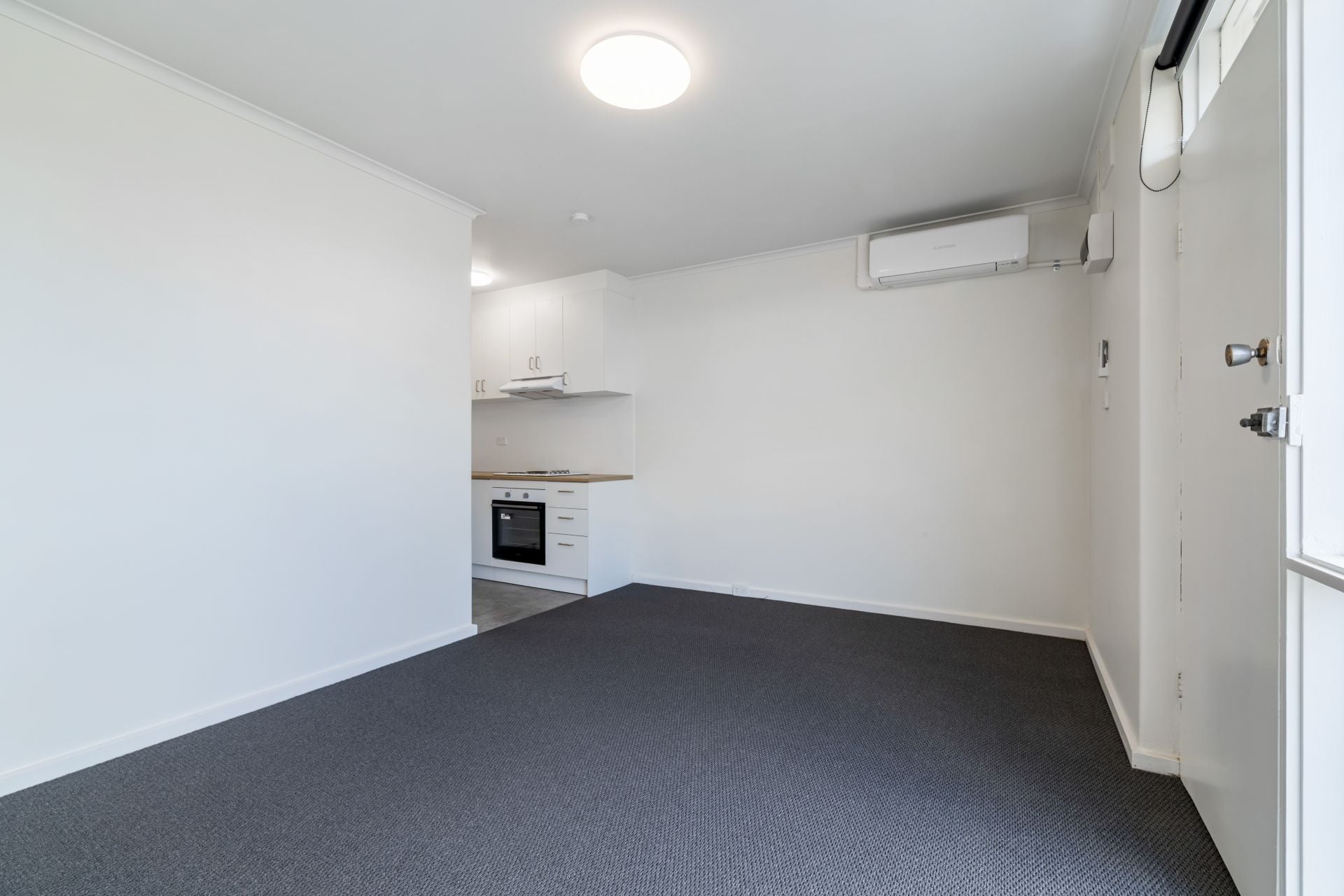 Excellent Location Close to High Street Trams & Shops!