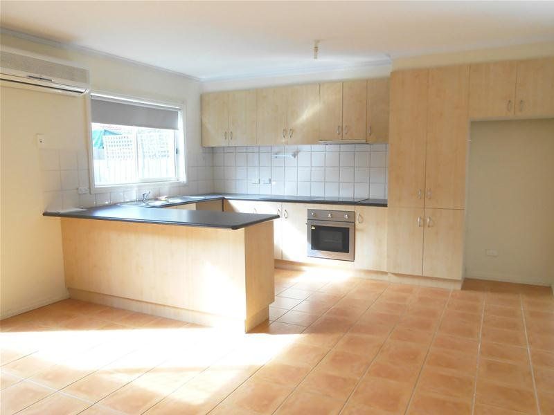 FAMILY LIVING, BY THE LAKE!! 6 MONTH LEASE!!