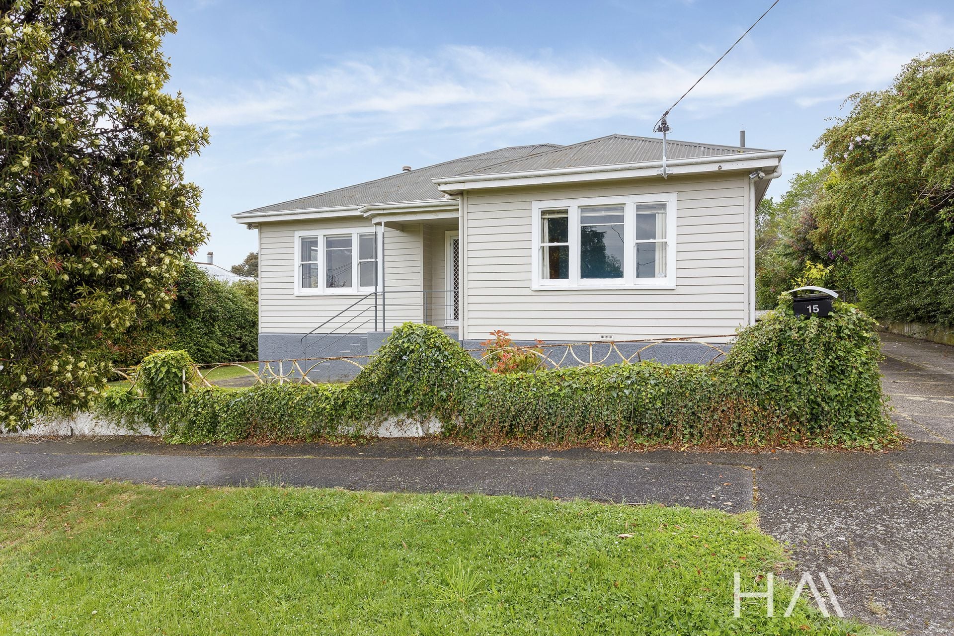 15 Benvenue Road St Leonards, St Leonards - Thumbnail 2