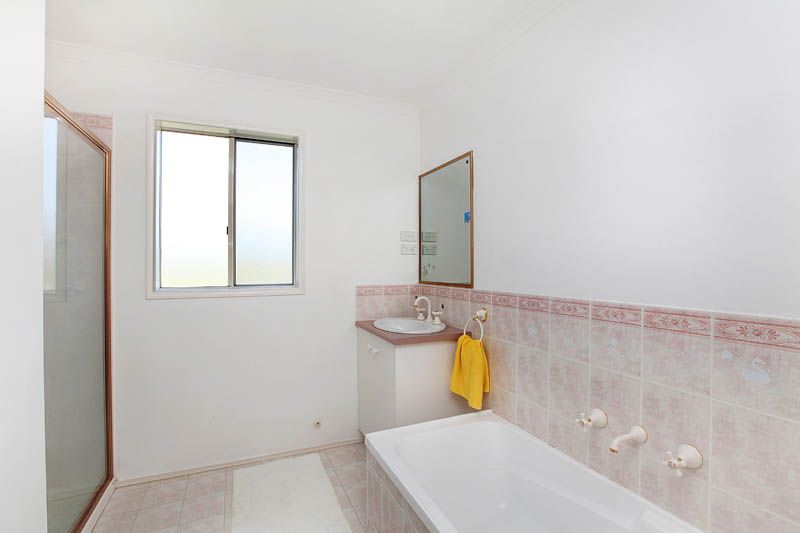 17 Stoneman Turn, Caroline Springs - Thumbnail 8