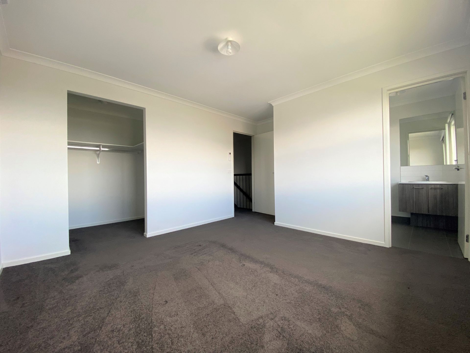 AS NEW 4 BEDROOM TOWNHOUSE!