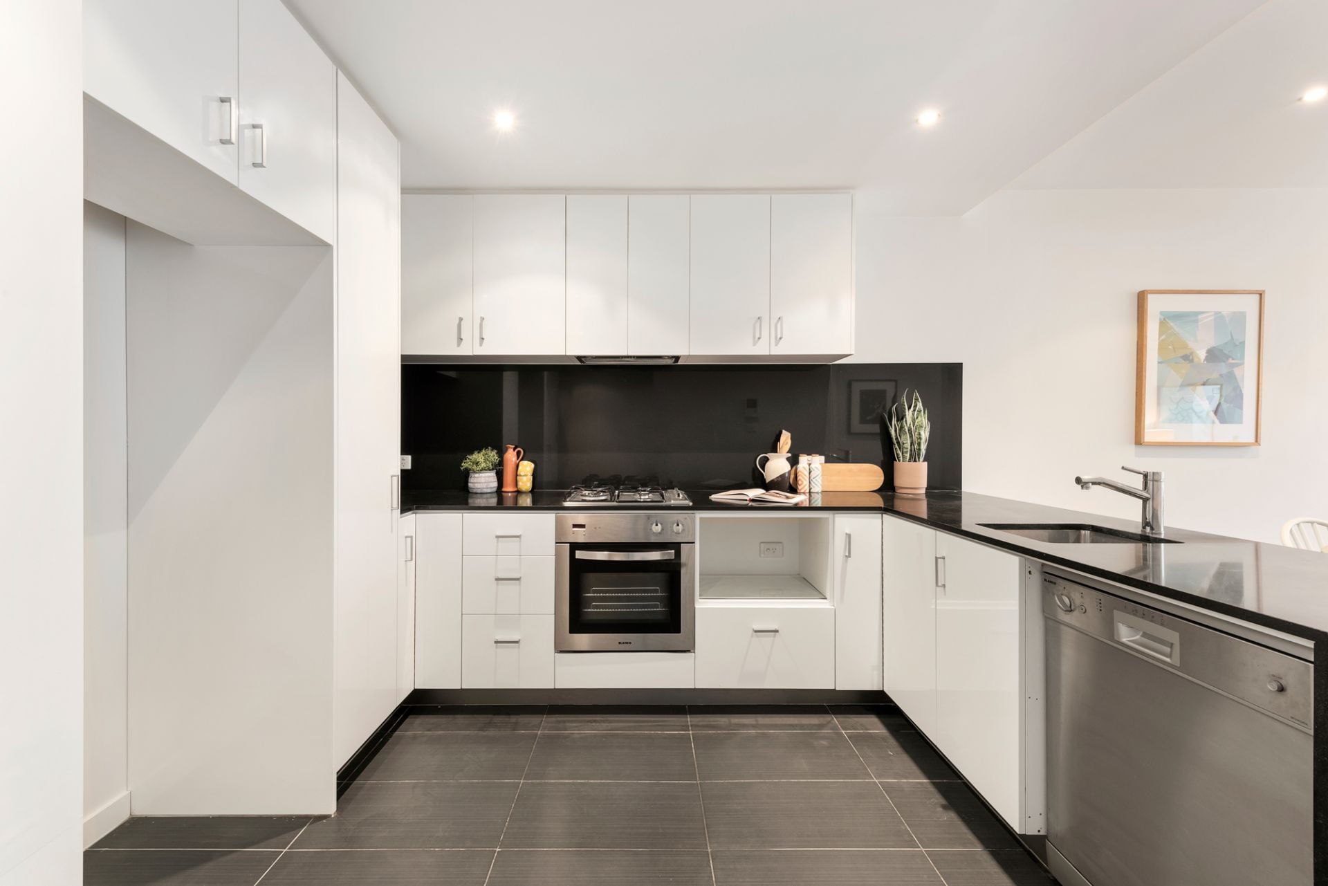Light and Bright 2 Bedroom Apartment in Convenient Location