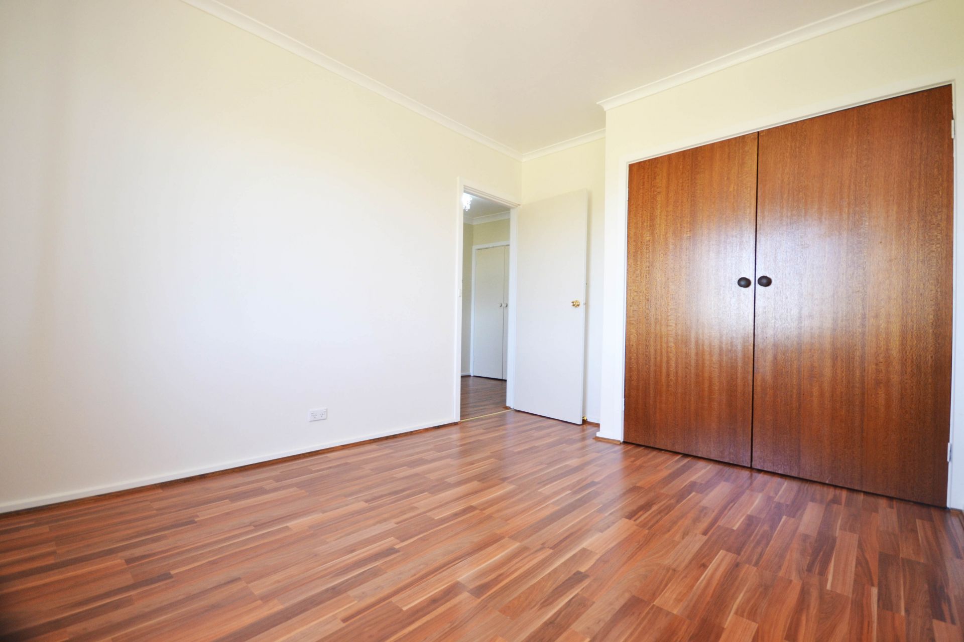 PERFECTLY POSITIONED 6 BEDROOM FAMILY HOME!