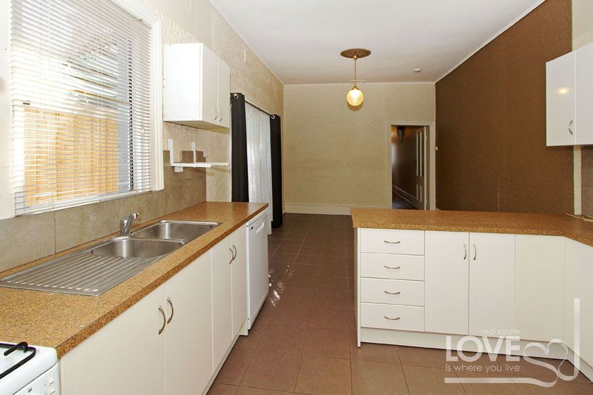 CLASSIC BRICK TERRACE IN GREAT LOCATION