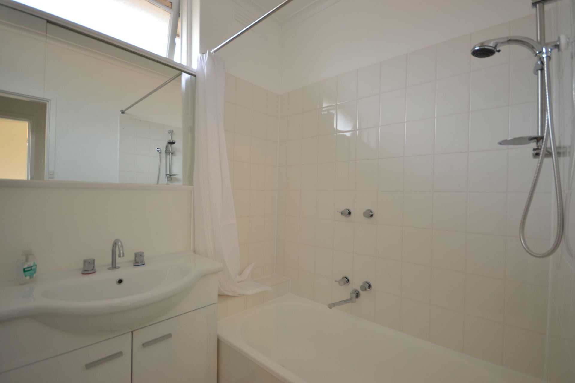 RENOVATED - WALKING DISTANCE TO ZONE 1 TRAIN AND TRAM