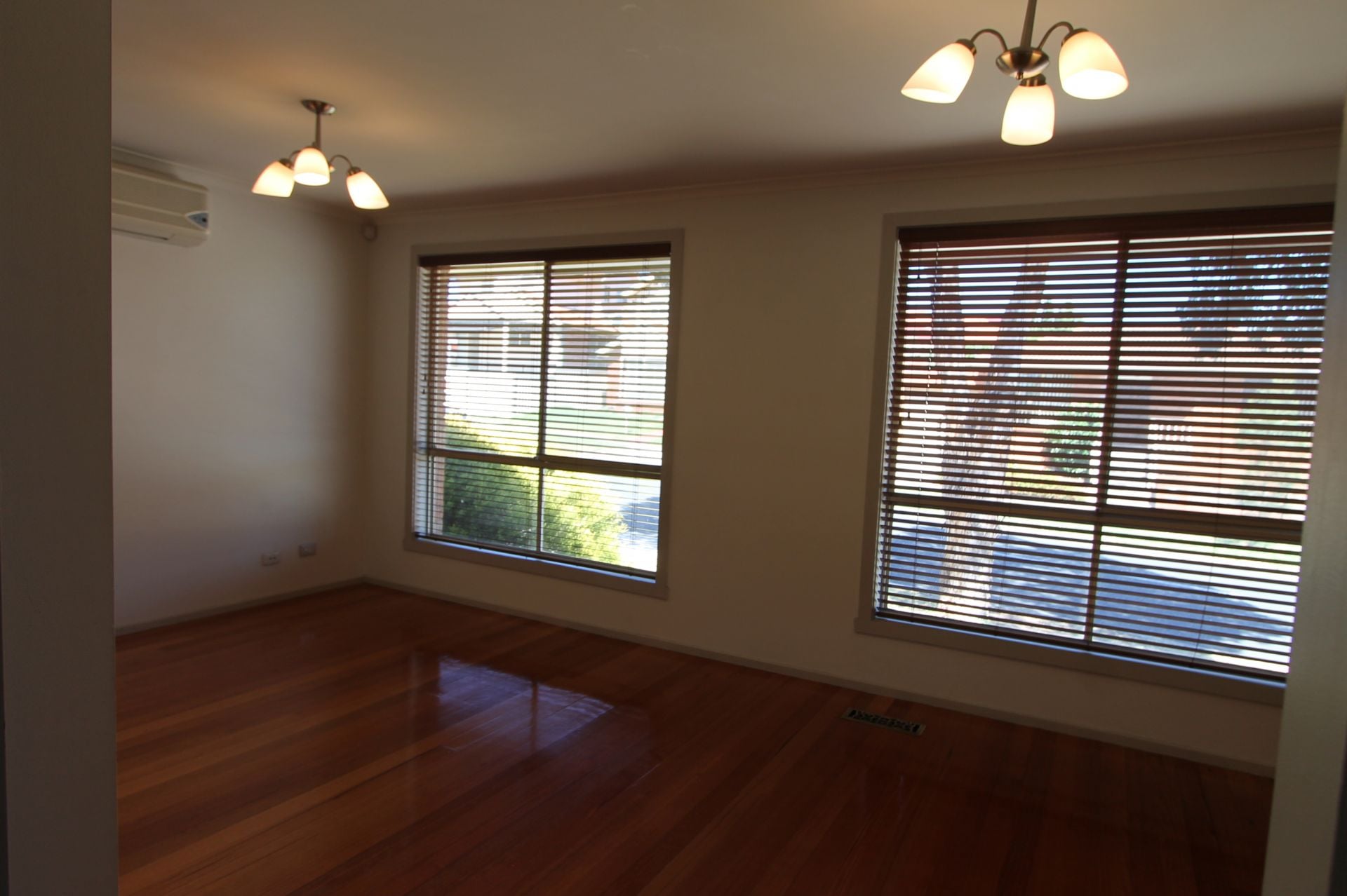 Low Maintenance Unit & Centrally Located!
