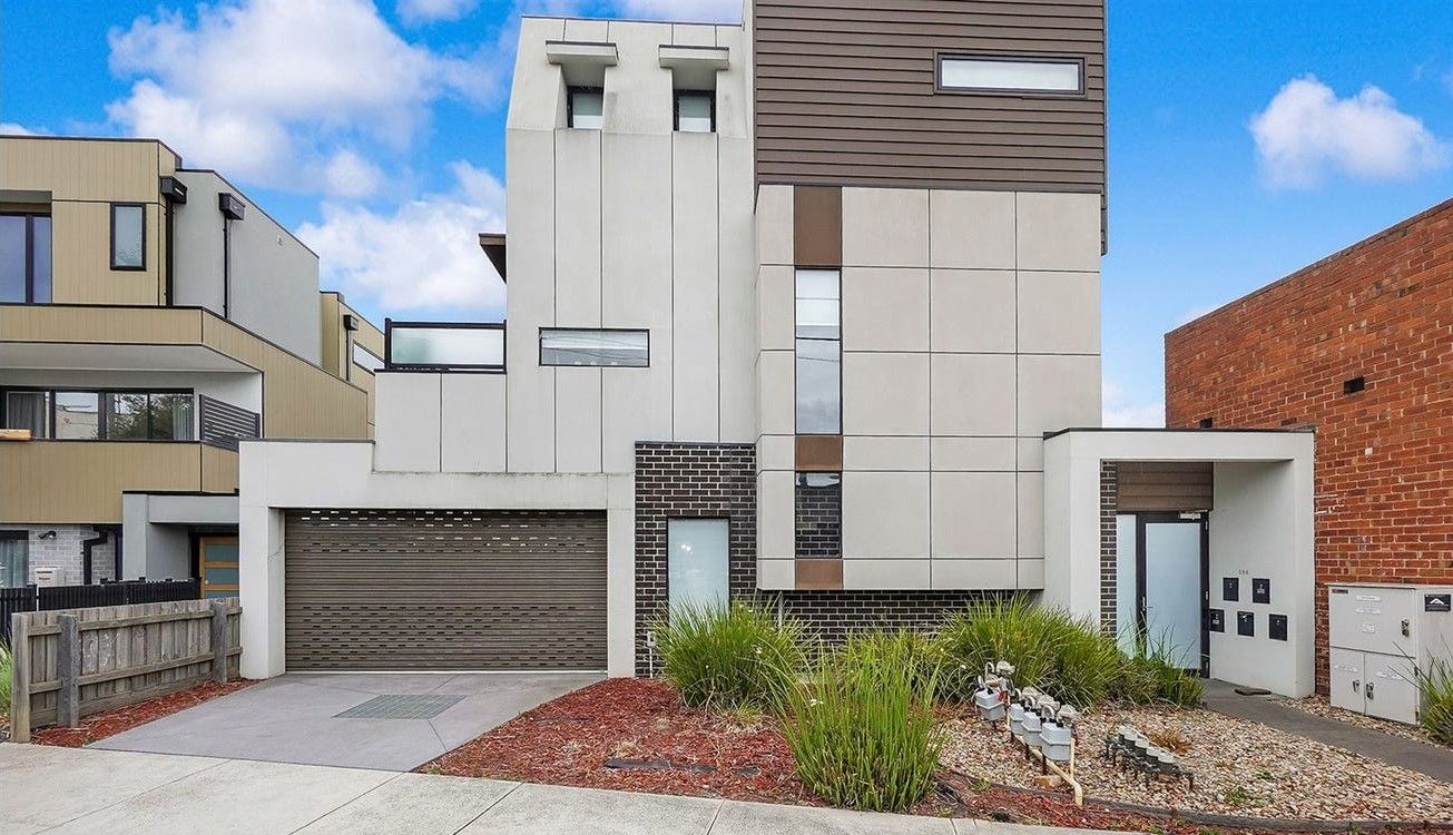 Tri Level Townhouse!