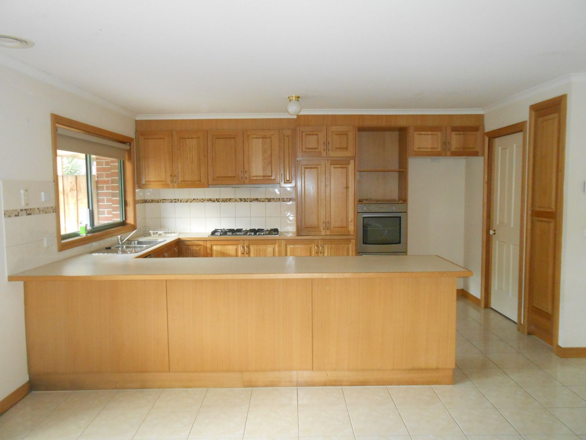 FRESH, CLEAN & SPACIOUS 4 BEDROOM TOWNHOUSE - AVAILABLE NOW. MOVE IN STRAIGHT AWAY!