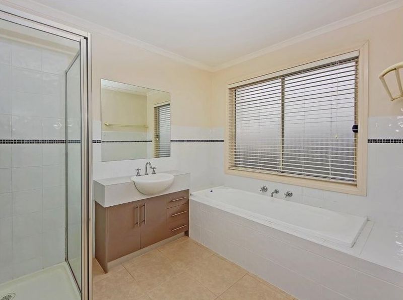 17 Kingsbridge Circuit, Cairnlea Sweeney Estate Agents