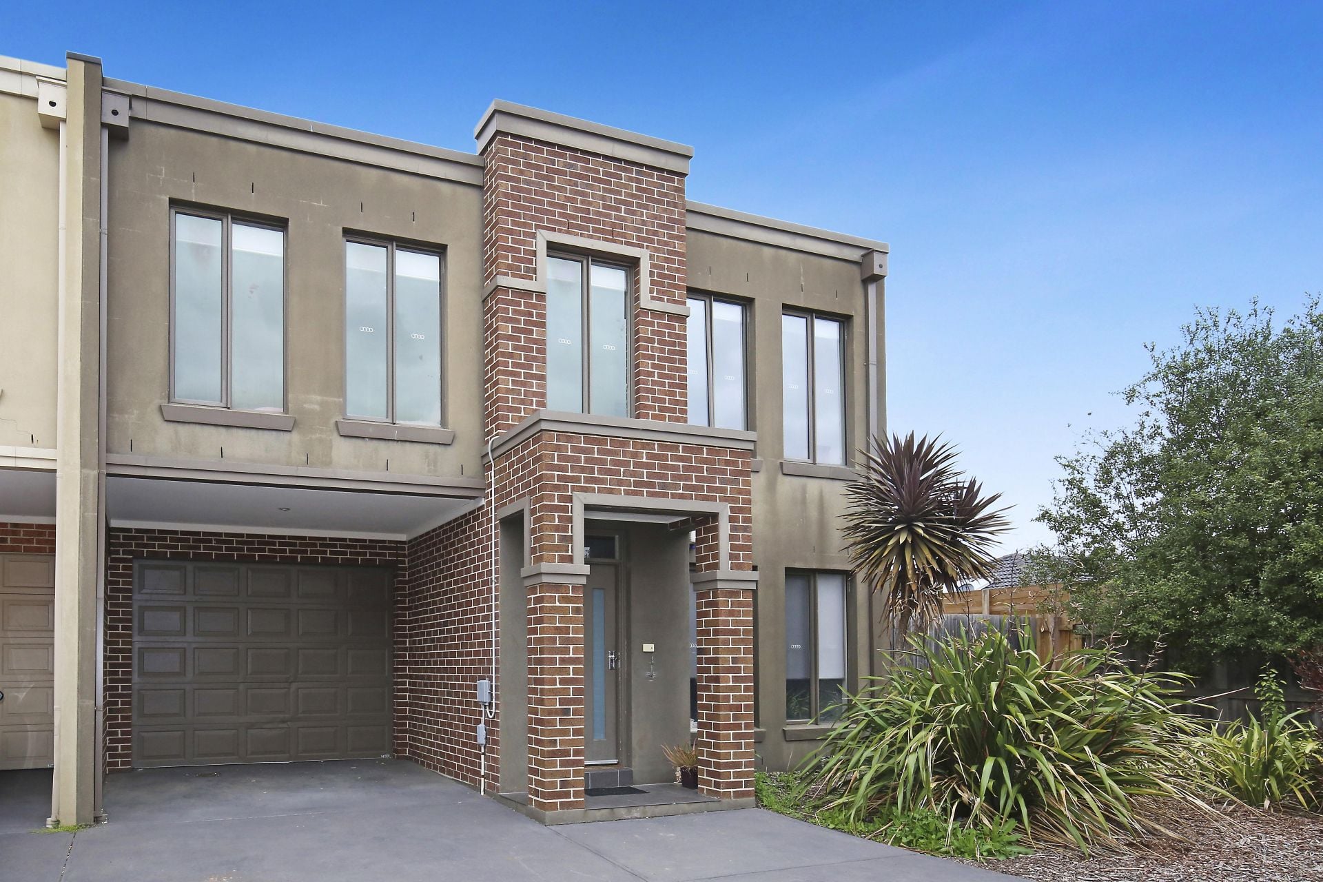Lakes Estate Townhouse - FRESHLY PAINTED!