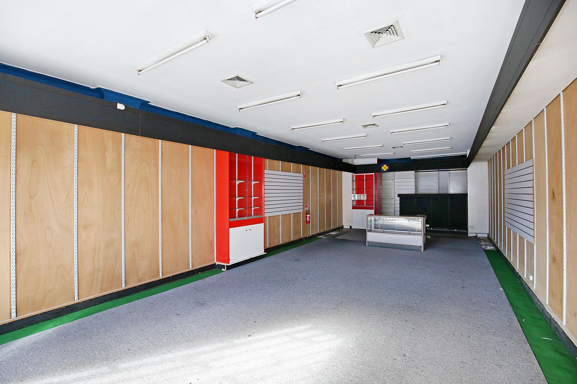 RETAIL SHOP/OFFICE IN BUSY SHOPPING STRIP  ***UNDER OFFER**