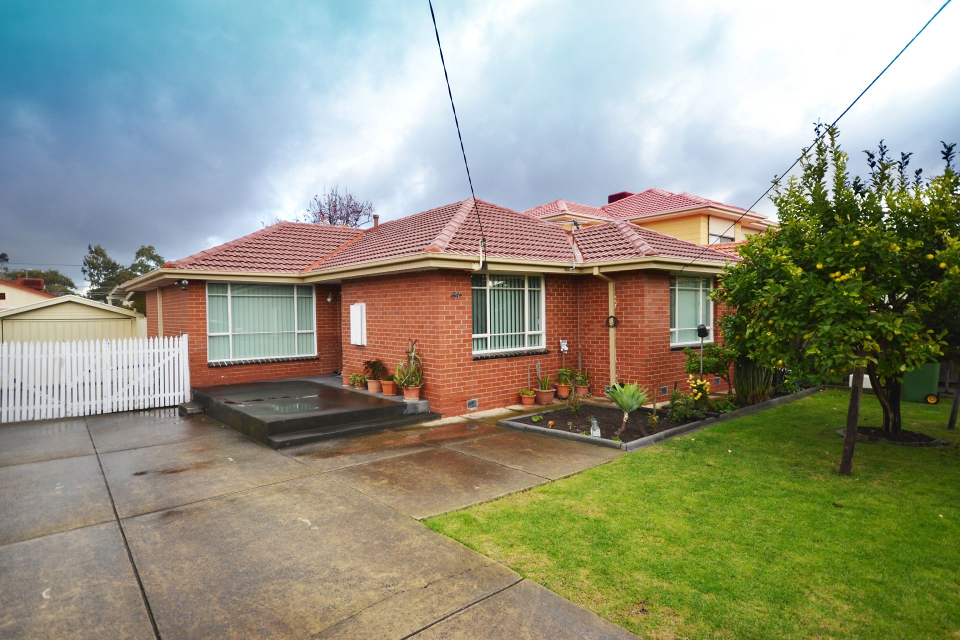 CLEAN AND TIDY 3 BEDROOM HOUSE