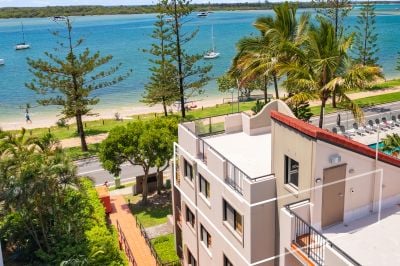 Penthouse with Uninterrupted Broadwater Views in Boutique Group of 12