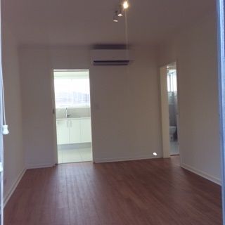 Refurbished Two Bedroom Apartment In Convenient Location