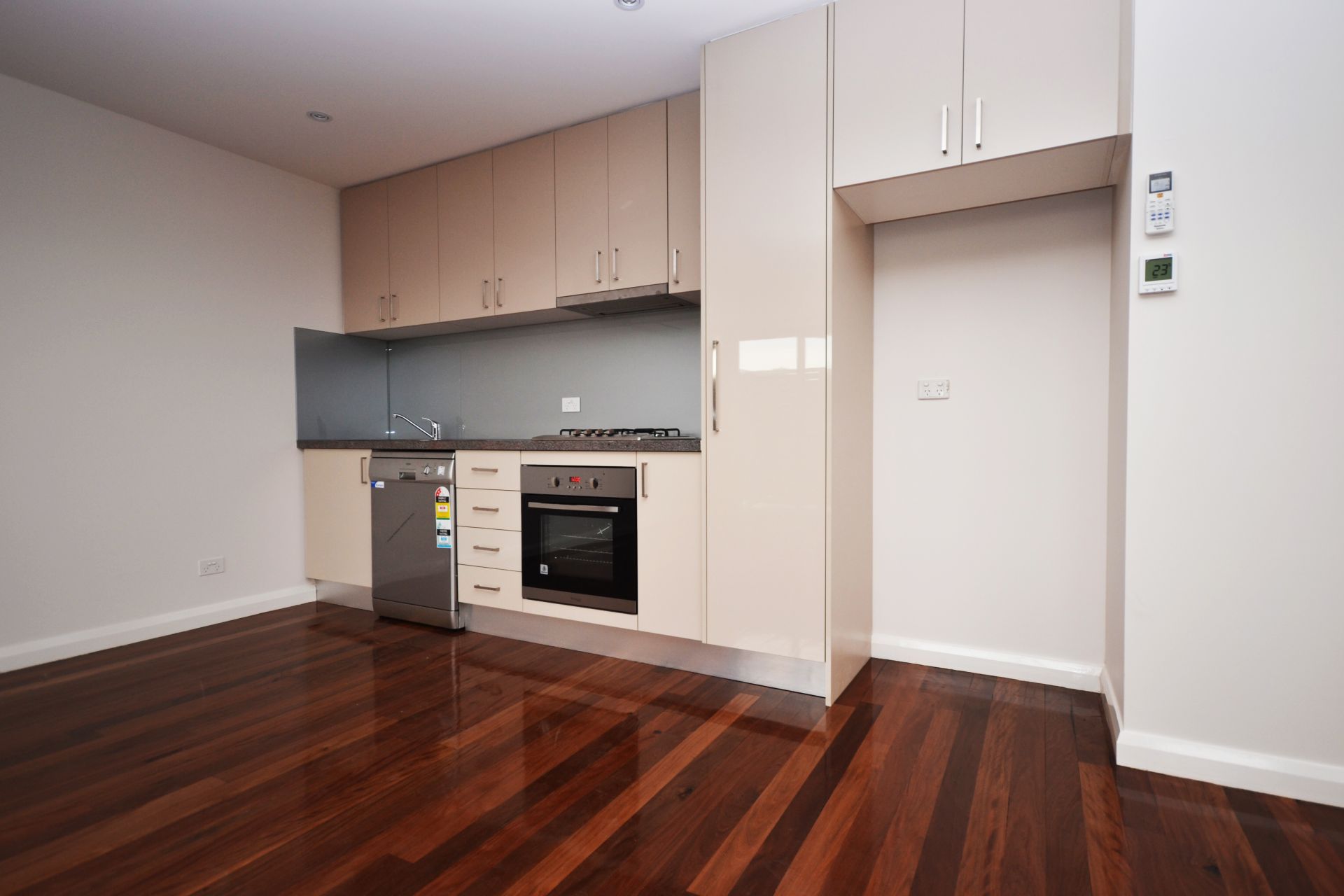 BOUTIQUE LIVING - Water & Power Usage Included