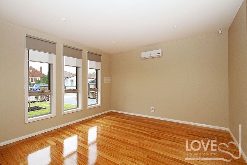 BRAND NEW CONTEMPORARY CHIC