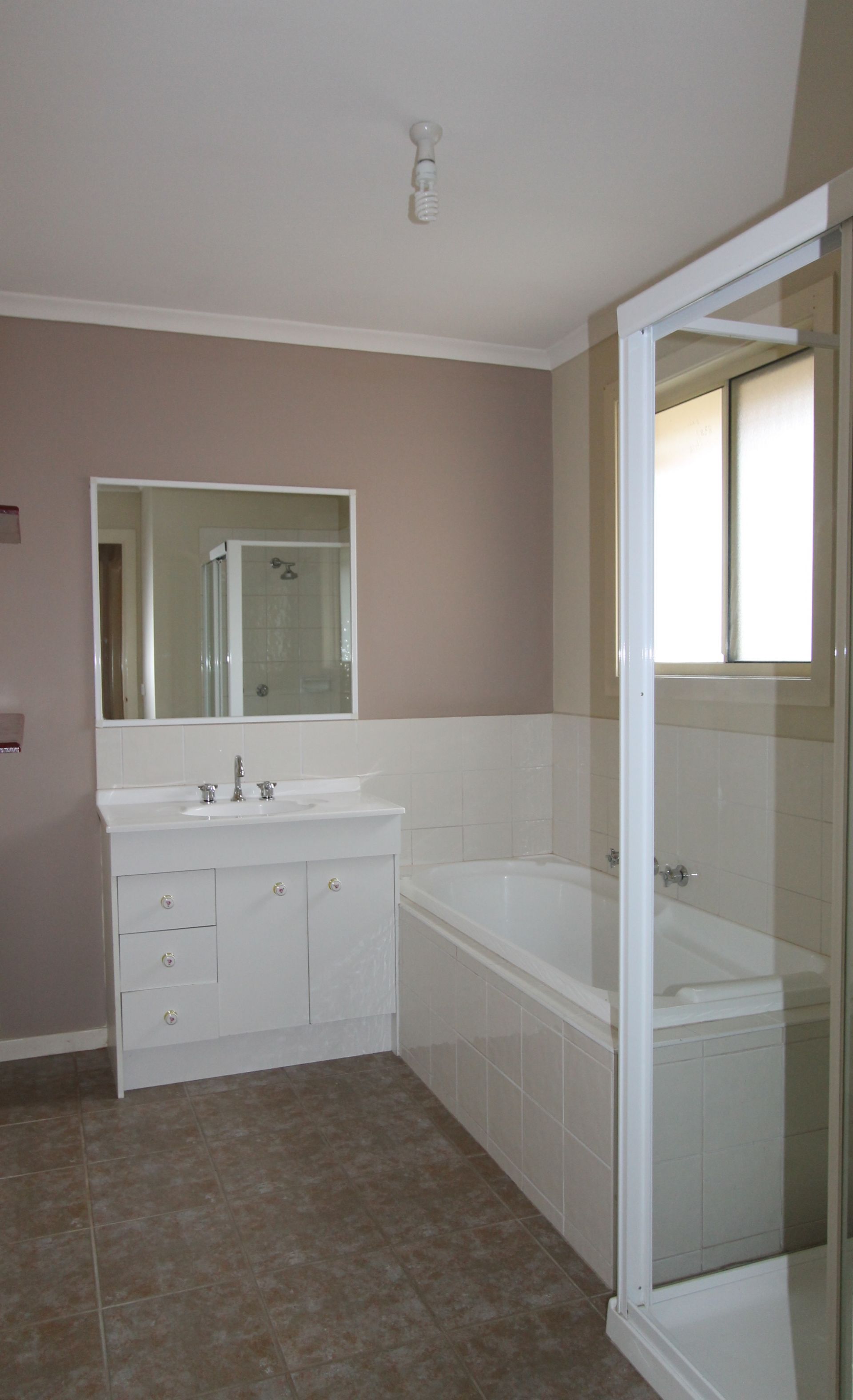 MODERN FRESHLY PAINTED TOWNHOUSE AT THE RIGHT PRICE !!!