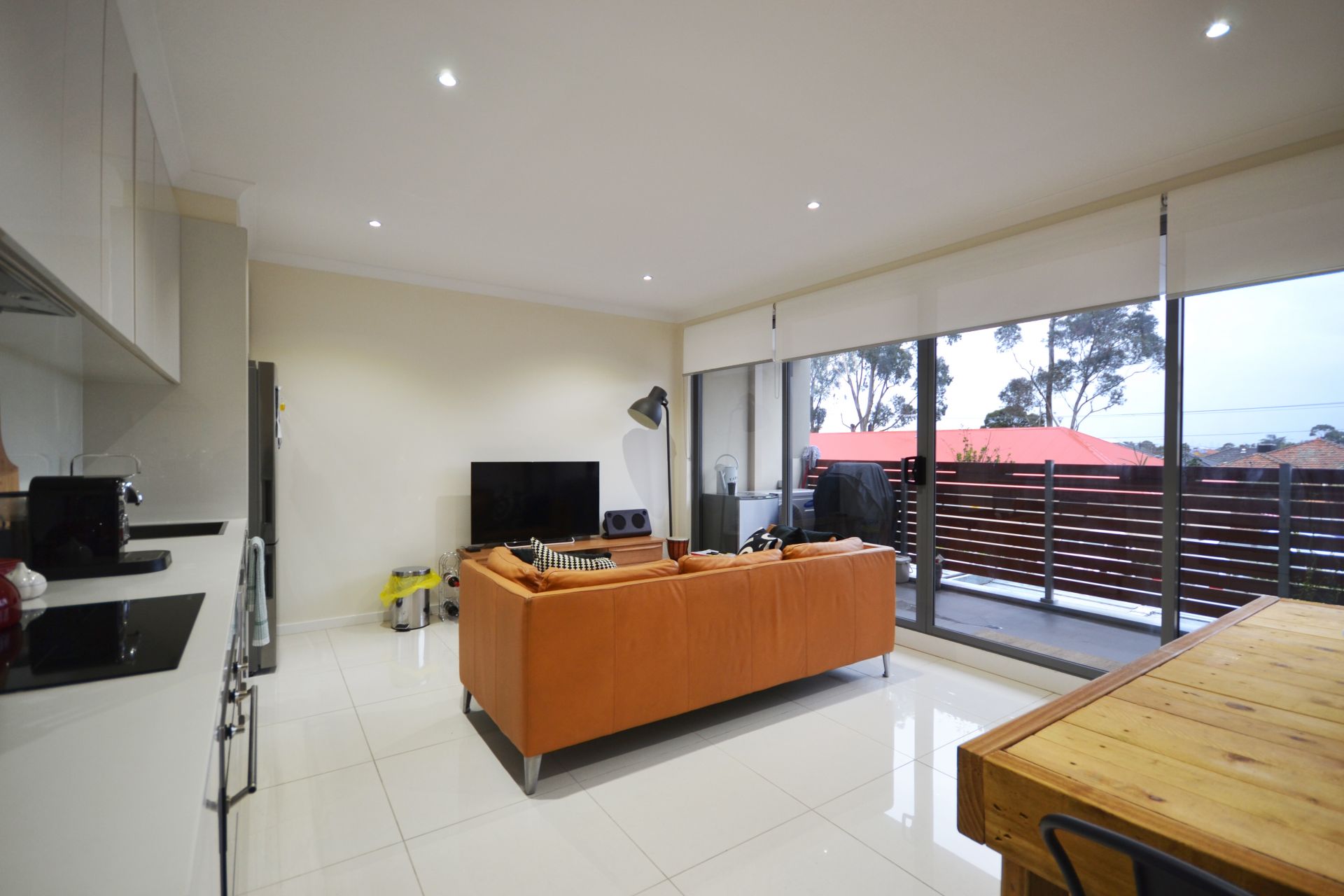 CONTEMPORARY LIVING & FABULOUS LOCATION
