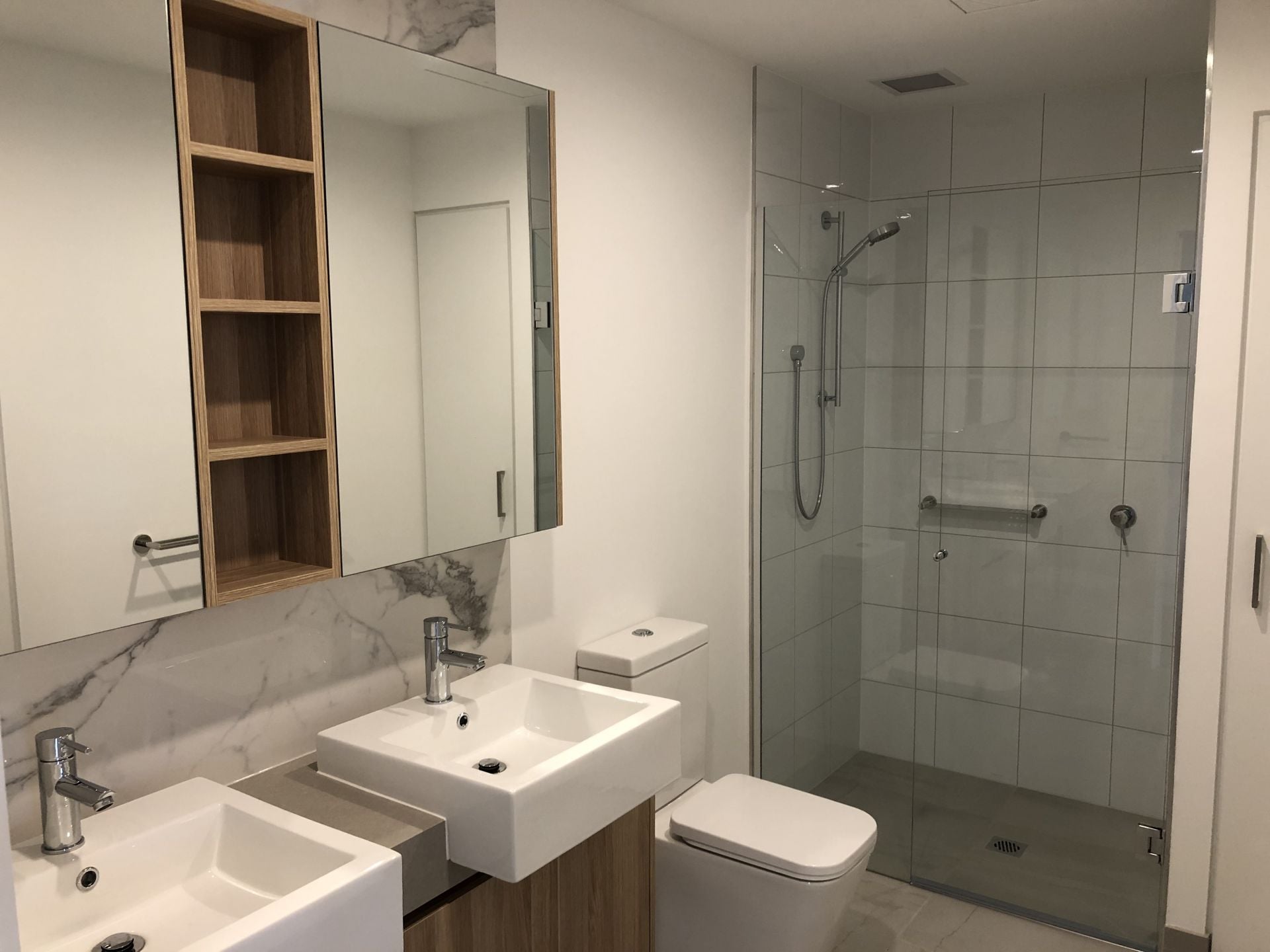 On The Thornbury Border - Near new with Swimming Pool & Theatre Room