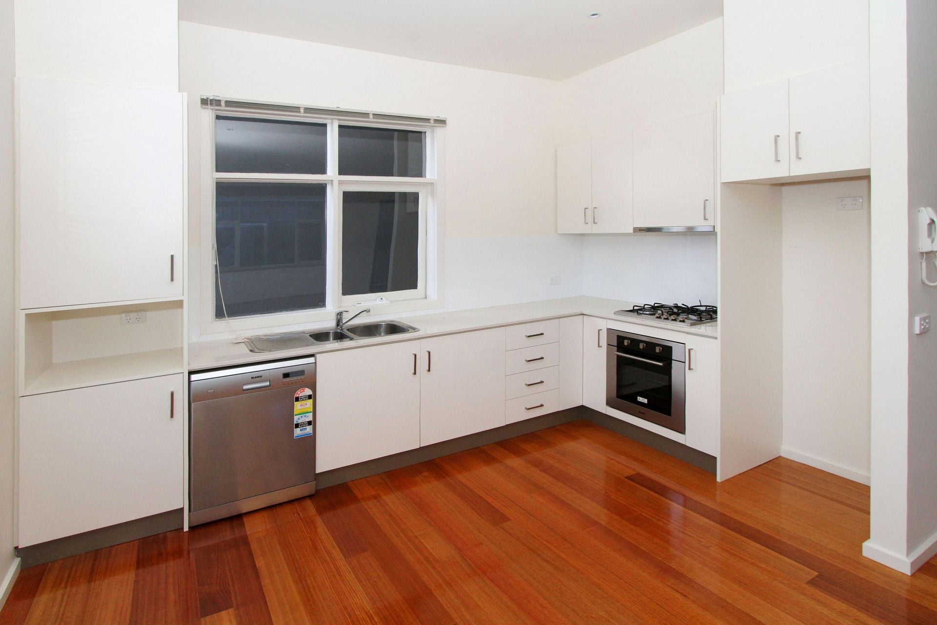 One year old Apartment in Ivanhoe