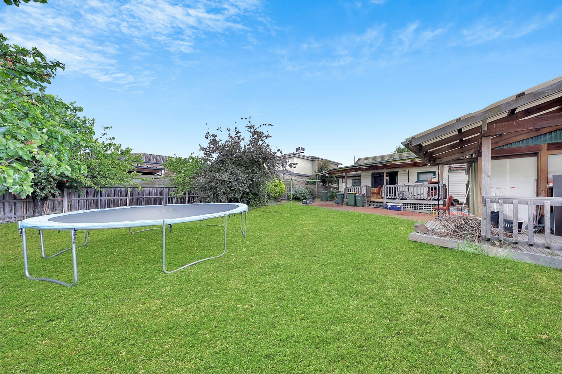 RENOVATE or DEVELOP (land 646m2)