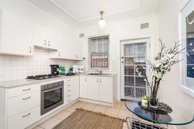 Lovely Art Deco Garden Apartment