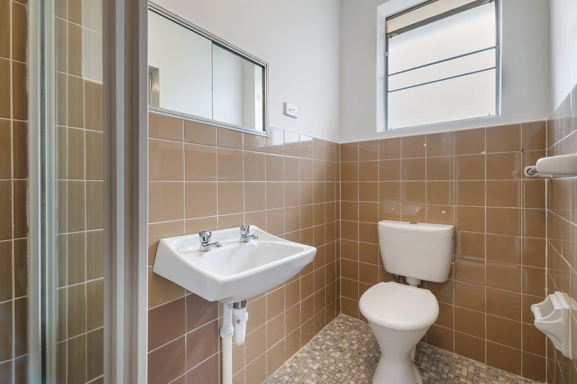 One Weeks Free Rent - Affordable Top Floor Studio Apartment