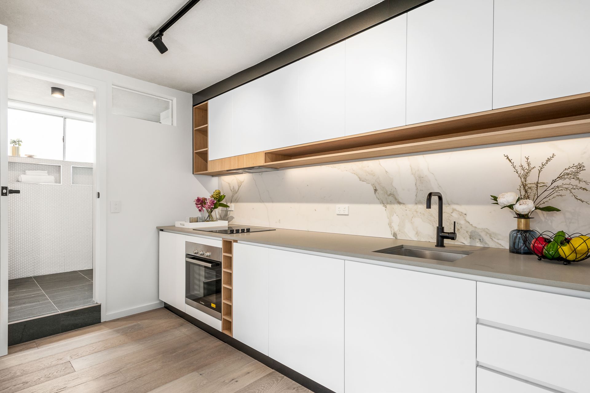 Modern & Bright Ground Floor Apartment with Courtyard!!
