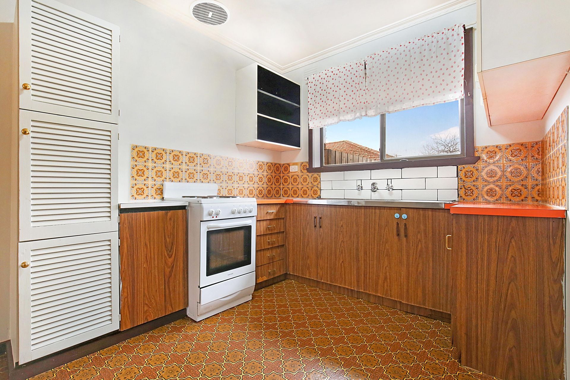 WALKING DISTANCE TO AMENITIES!