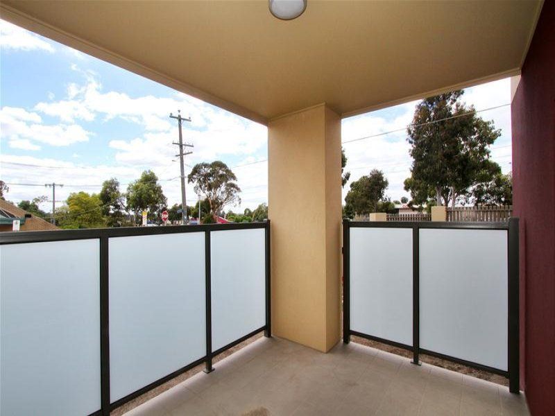 TWO BEDROOM APARTMENT, GORGEOUS BUILDING, GREAT LOCATION!