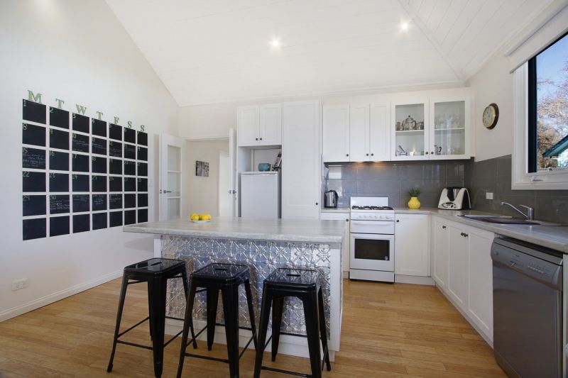 1 John Crescent Beechworth VIC, Beechworth - Thumbnail 6