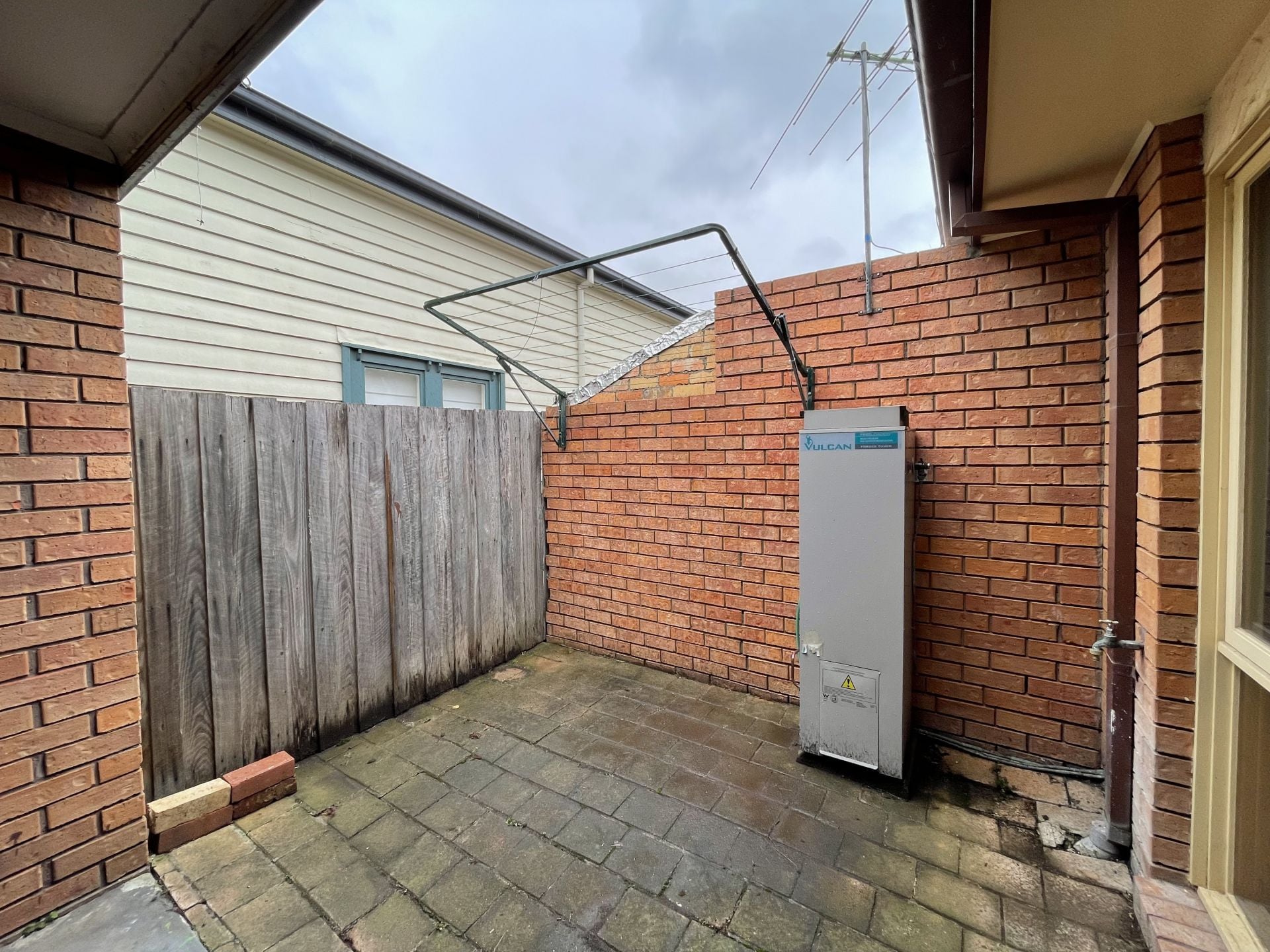 Charming Unit in an Ideal Location!