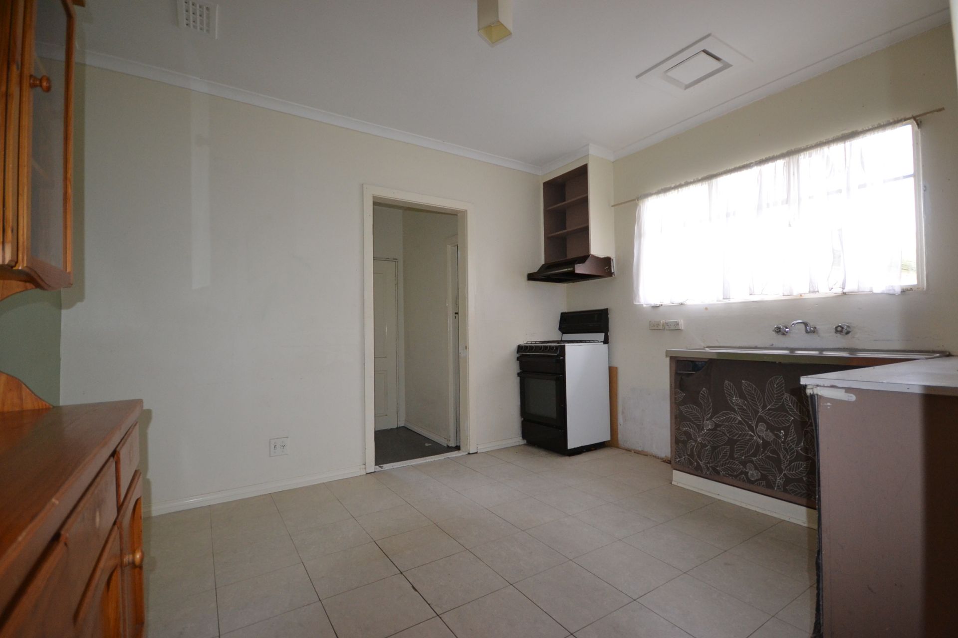 3 BEDROOM HOUSE FOR A REASONABLE PRICE  *** 6 MONTH LEASE ***