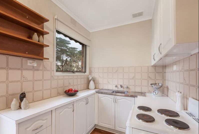 CUTE, COSY & WITH A PERFECT PARKSIDE POSITION