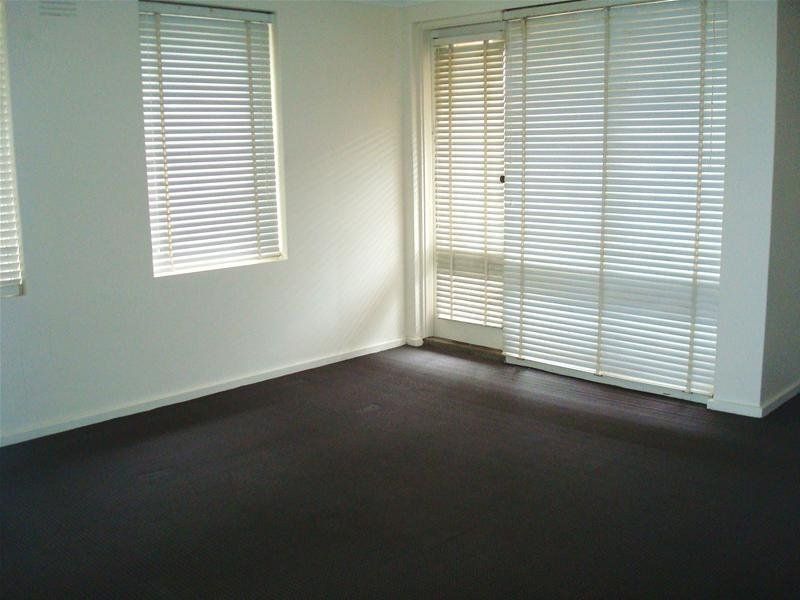 LIGHT & BRIGHT 2 BEDROOM APARTMENT IN GREAT LOCATION