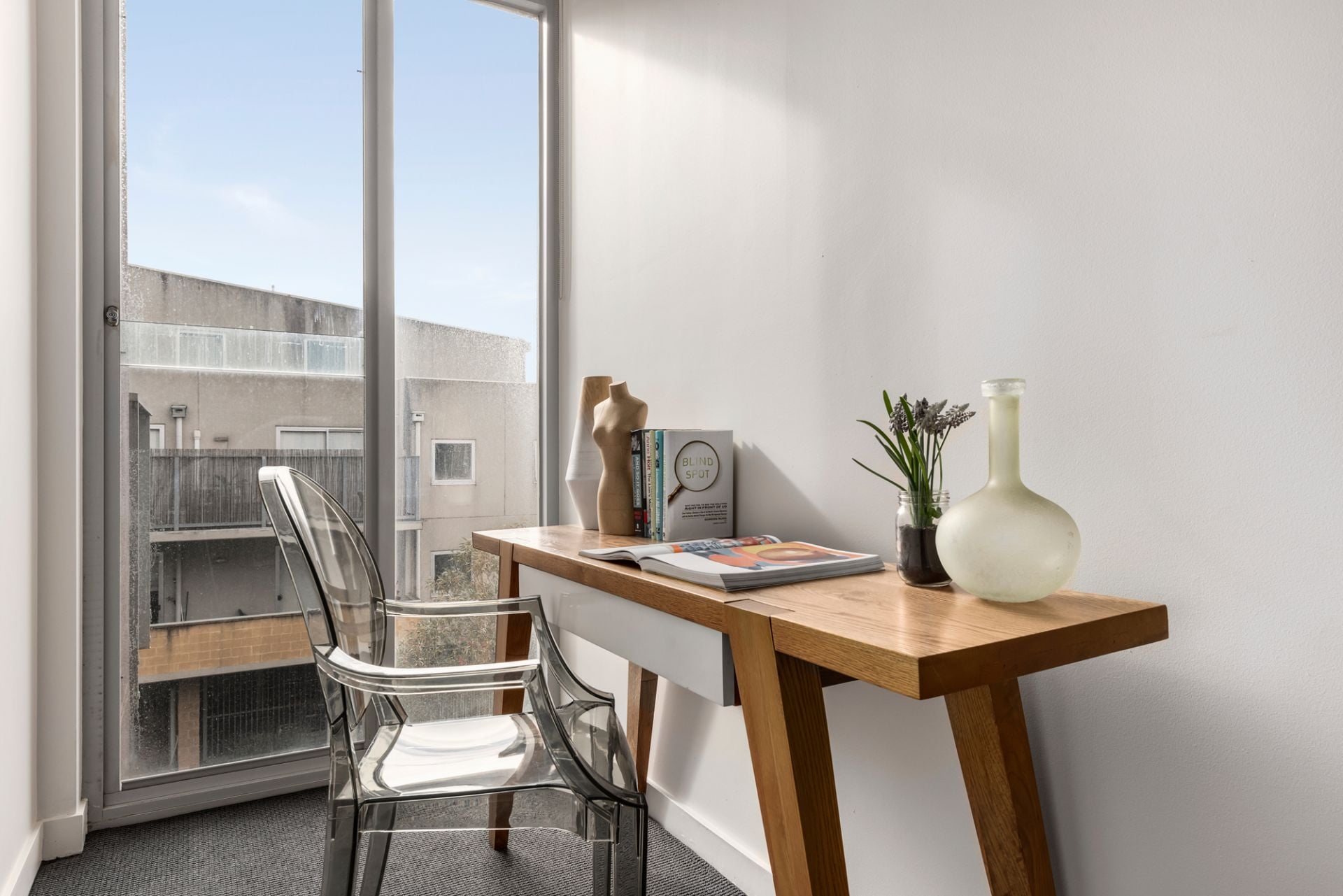 Light and Bright 2 Bedroom Apartment in Convenient Location