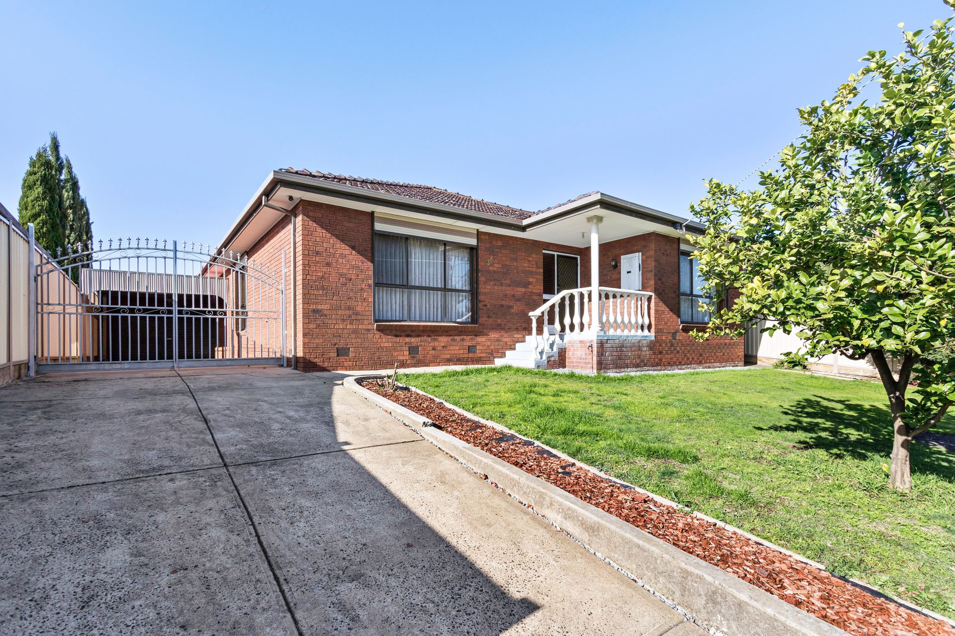 PERFECTLY POSITIONED FAMILY HOME!   **FRESHLY PAINTED**