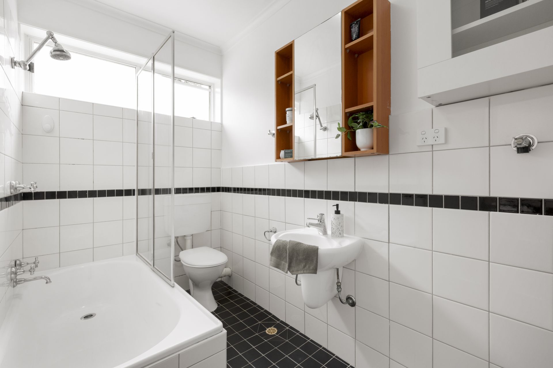 Convenient, Comfortable and a Huge Courtyard