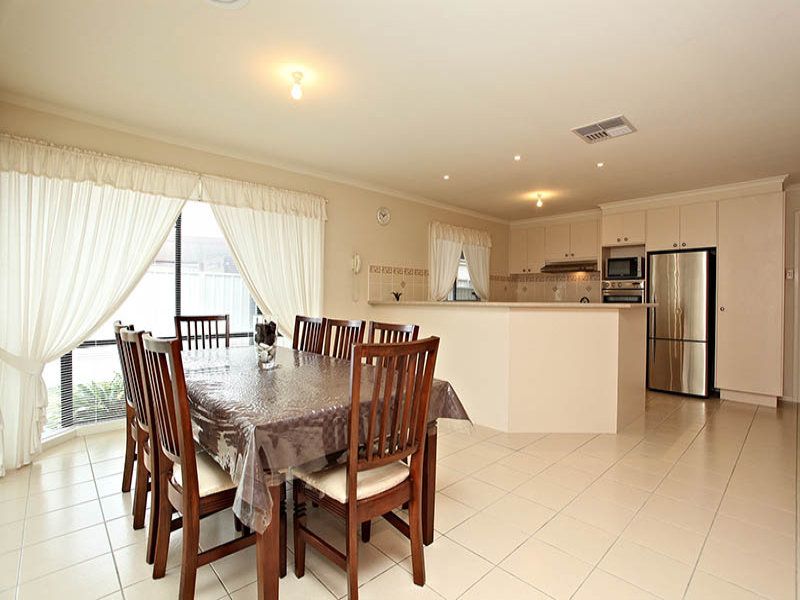 21 Milburn Circuit, Caroline Springs - Thumbnail 4