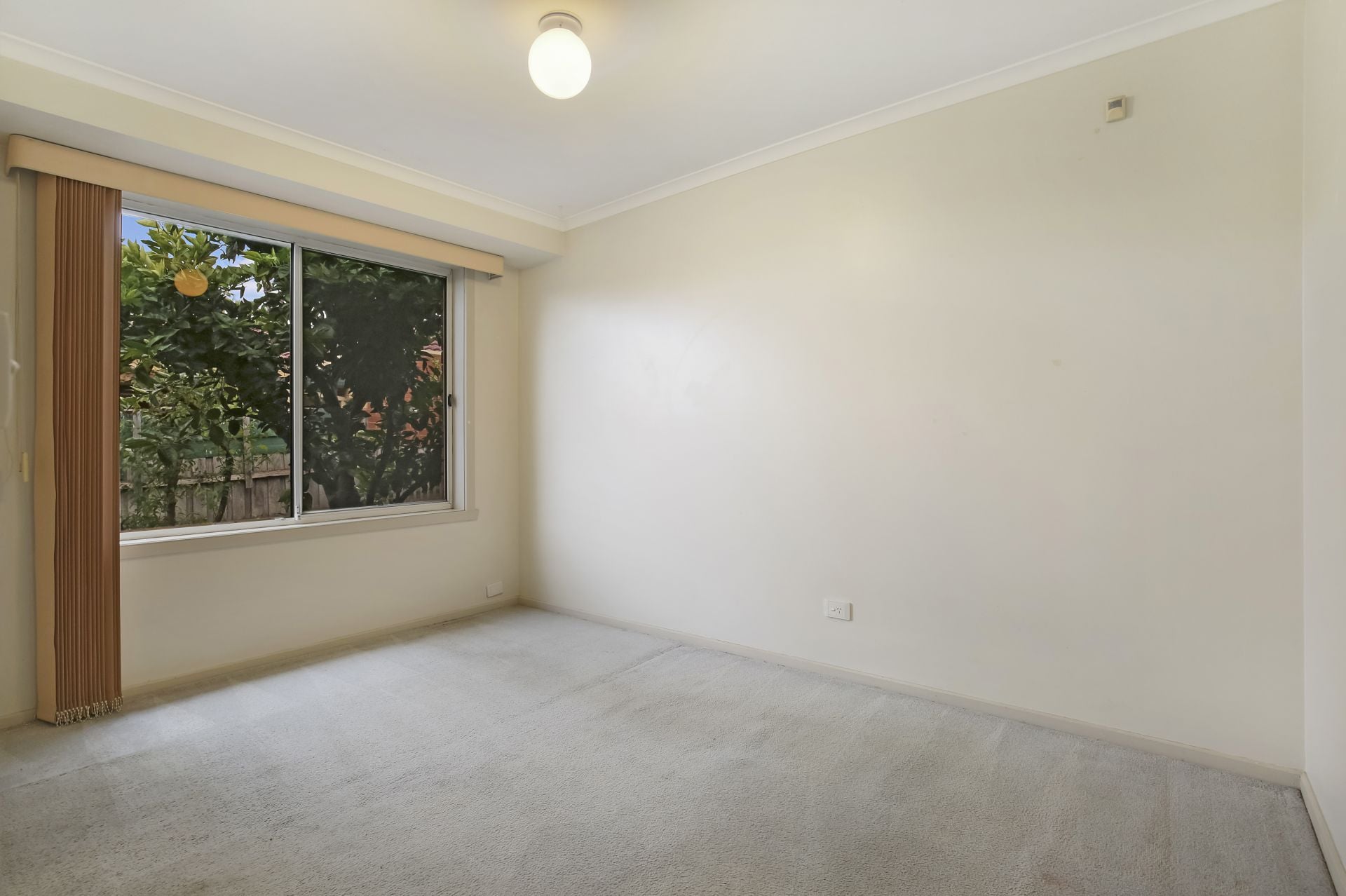 QUIET COURT LOCATION AND CLOSE TO ALL AMENITIES!