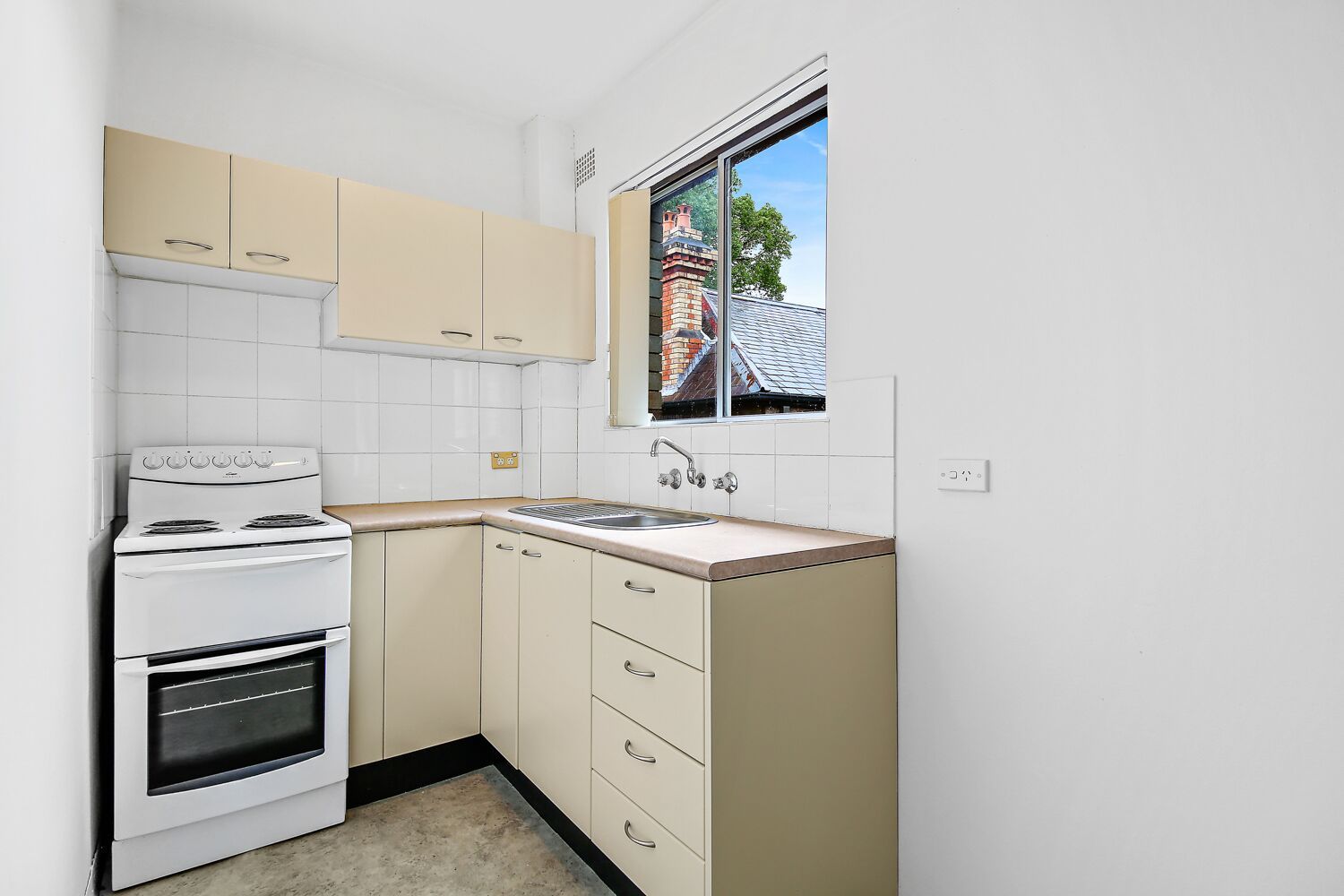 One Bedroom With Lock Up Garage