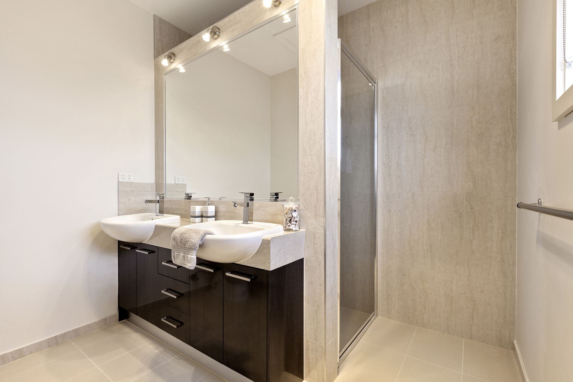 SOPHISTICATED. STYLISH,THORNBURY!