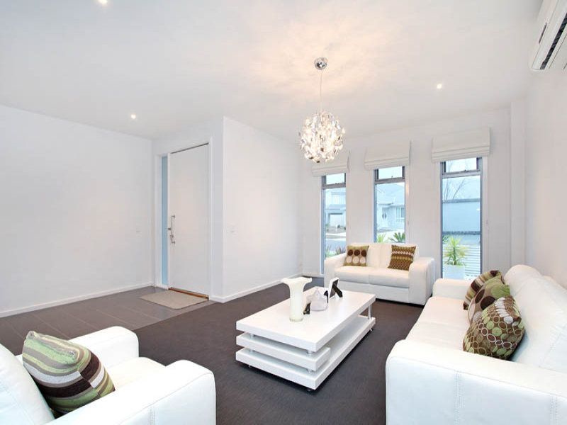 22 Lake Logan Way, Caroline Springs - Thumbnail 7