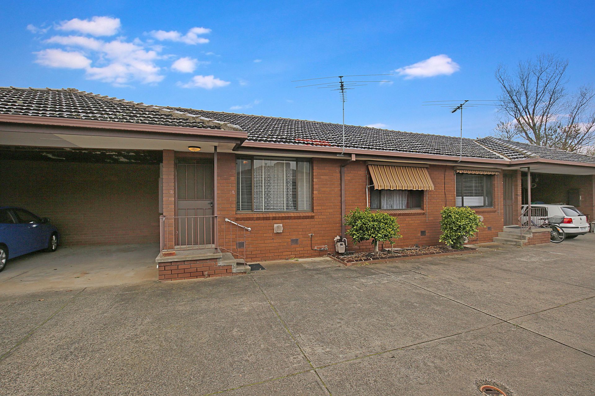 WALKING DISTANCE TO AMENITIES!