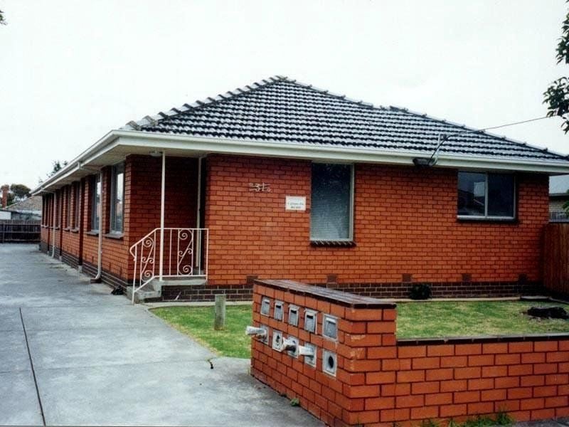 JUST A SHORT WALK FROM LA TROBE UNIVERSITY!