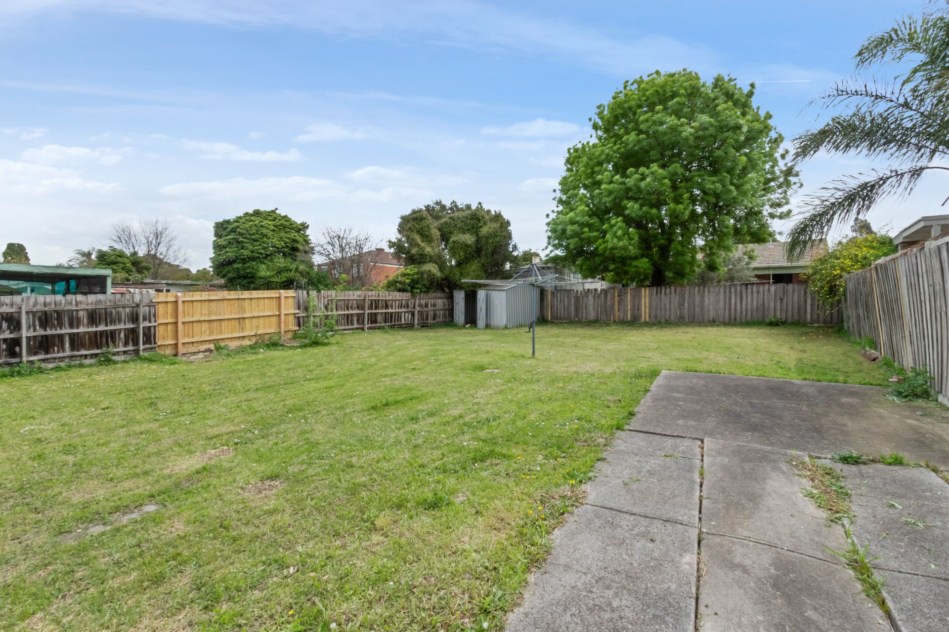 3 Bedroom House with Big Backyard!