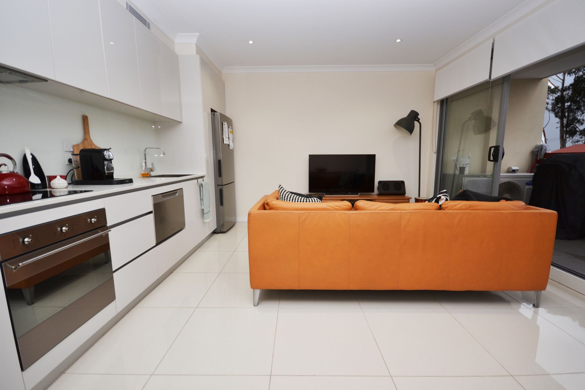 CONTEMPORARY LIVING & FABULOUS LOCATION